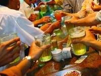 Nợ nhiều, năm nay Việt Nam vẫn uống 3 tỷ lít bia