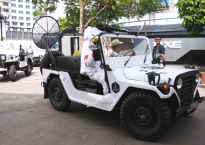 Đoàn xe Jeep chở phi hành gia ở TP HCM
