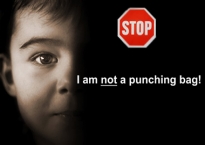 Poster với thông điệp ẩn dấu dành cho trẻ em bị bạo hành