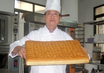 Thợ máy đi làm bánh