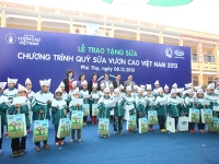 Quỹ sữa Vươn cao việt Nam 2013 đến với trẻ em tỉnh Phú Thọ