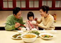 90% mẹ Việt cho con ăn theo quảng cáo