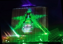 Cuồng nhiệt thắp sáng chai khắc nổi Heineken