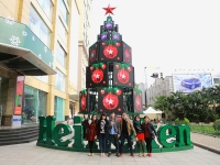Heineken gây ấn tượng với cây thông tương tác tại Việt Nam