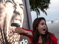 Pha cắn của Suarez và sự tận dụng của các thương hiệu