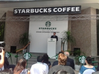 Starbucks sai chính tả tiếng Anh trên backdrop khai trương