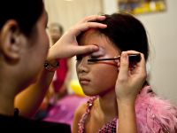 Loạn thị trường mỹ phẩm làm đẹp cho trẻ: Vừa dùng vừa lo