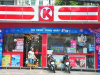 Cửa hàng tiện ích và tiệm tạp hóa vào cuộc so găng