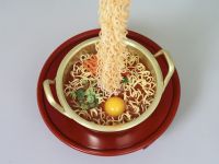 Tô mì tôm trộn = ba tô phở vẫn chơi