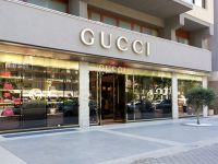 Gucci tự bình dân hóa mình vì chiến lược bán nhiều, bán rẻ