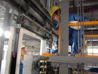Thang máy Việt chờ lên