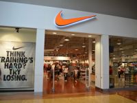 Hàng Nike bán chạy, nhưng đây lại là tin xấu cho các đại lý của Nike