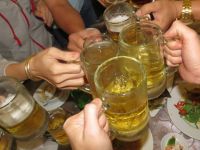 Hãng tin Mỹ: Cơn thèm bia của người Việt giúp các hãng bia sống khỏe