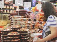 Bánh kẹo Việt áp đảo thị trường Tết, nhiều siêu thị cam kết không tăng giá