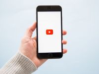Tuyên chiến Facebook Live, YouTube cho phép livestream từ điện thoại