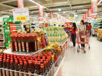 Hàng Việt “tắc nghẽn” đường vào siêu thị ngoại