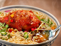 Cuộc chiến miếng thịt trong tô mỳ ăn liền