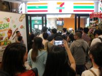 Cửa hàng 7-Eleven đầu tiên chính thức khai trương, bán bánh mì, gỏi cuốn, hột vịt lộn