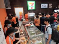 Tiết lộ bất ngờ về người bán xôi, gỏi... cho 7-Eleven