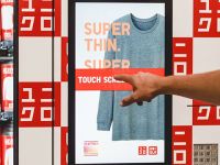 Uniqlo đặt máy bán áo tự động ở sân bay