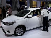 Ô tô giá giảm, người mua giảm