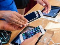 Giá smartphone tăng cao nhất trong lịch sử, người mua vẫn không giảm