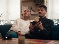 Motorola nhại quảng cáo Samsung, khuyên nâng cấp lên Moto Play Z2