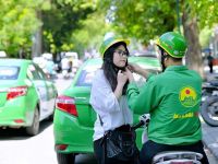 Mai Linh lấy xe ôm dìu taxi