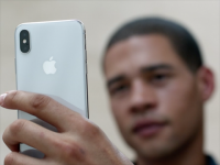 Cố võ sĩ huyền thoại góp mặt trong quảng cáo mới của iPhone X