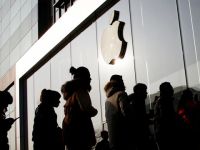 Đạt doanh thu kỷ lục, Apple vẫn lo sốt vó