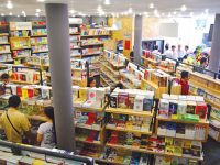 Số phận trái ngược của hai nhà sách lớn nhất Việt Nam