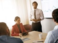 Giám đốc nội dung TED chia sẻ cách thuyết trình hoàn hảo