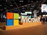 Doanh thu Microsoft vượt mốc 100 tỷ USD