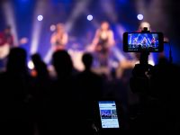 Livestream kiếm chục triệu USD