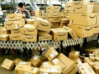 Bên trong một trong những nhà kho lớn nhất của Amazon