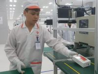 Thấy gì từ việc Vingroup sản xuất điện thoại, ô tô?
