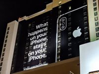 Apple treo biển quảng cáo khổng lồ đá đểu Google, Amazon tại CES