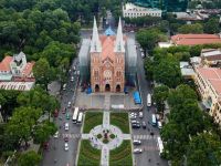 Hàng trăm thương hiệu bao vây Nhà thờ Đức Bà Sài Gòn