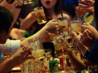 Bloomberg: Luật cấm uống rượu bia khi lái xe đang ảnh hưởng đến doanh số bán bia tại Việt Nam