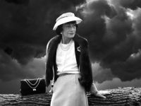Chanel đứng ngoài cuộc chơi “giảm giá”
