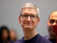 Tim Cook thành tỷ phú khi Apple tiệm cận mốc 2.000 tỷ USD