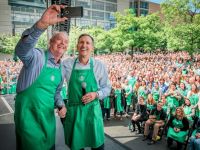 Cựu CEO Starbucks: “Không chỉ khách hàng, nhân viên cũng là thượng đế”