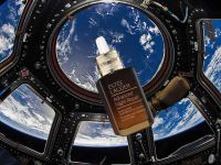 Hãng mỹ phẩm Mỹ hợp tác với NASA đưa sản phẩm vào không gian để chụp hình quảng cáo
