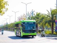 Xe buýt điện của VinFast vận chuyển hành khách công cộng ở Hà Nội