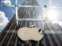 Apple trở thành doanh nghiệp Mỹ đầu tiên có vốn hoá vượt 3.000 tỉ USD