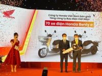Tiến quân vào thị trường xe máy điện, Honda Việt Nam bàn giao lô xe điện đầu tiên cho Vietnam Post