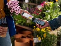 Người dùng iPhone có thể thanh toán bằng cách chạm hai chiếc điện thoại vào nhau