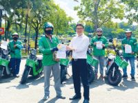 Tài xế Grab bắt đầu thử nghiệm sử dụng xe máy điện giao hàng tại TP.HCM