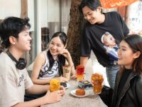 Giữa mùa trăng đoàn viên, có thương hiệu “đi ngược dòng” mời gọi khách hàng “trôi” ra vũ trụ