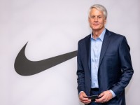 CEO Nike bất ngờ từ chức